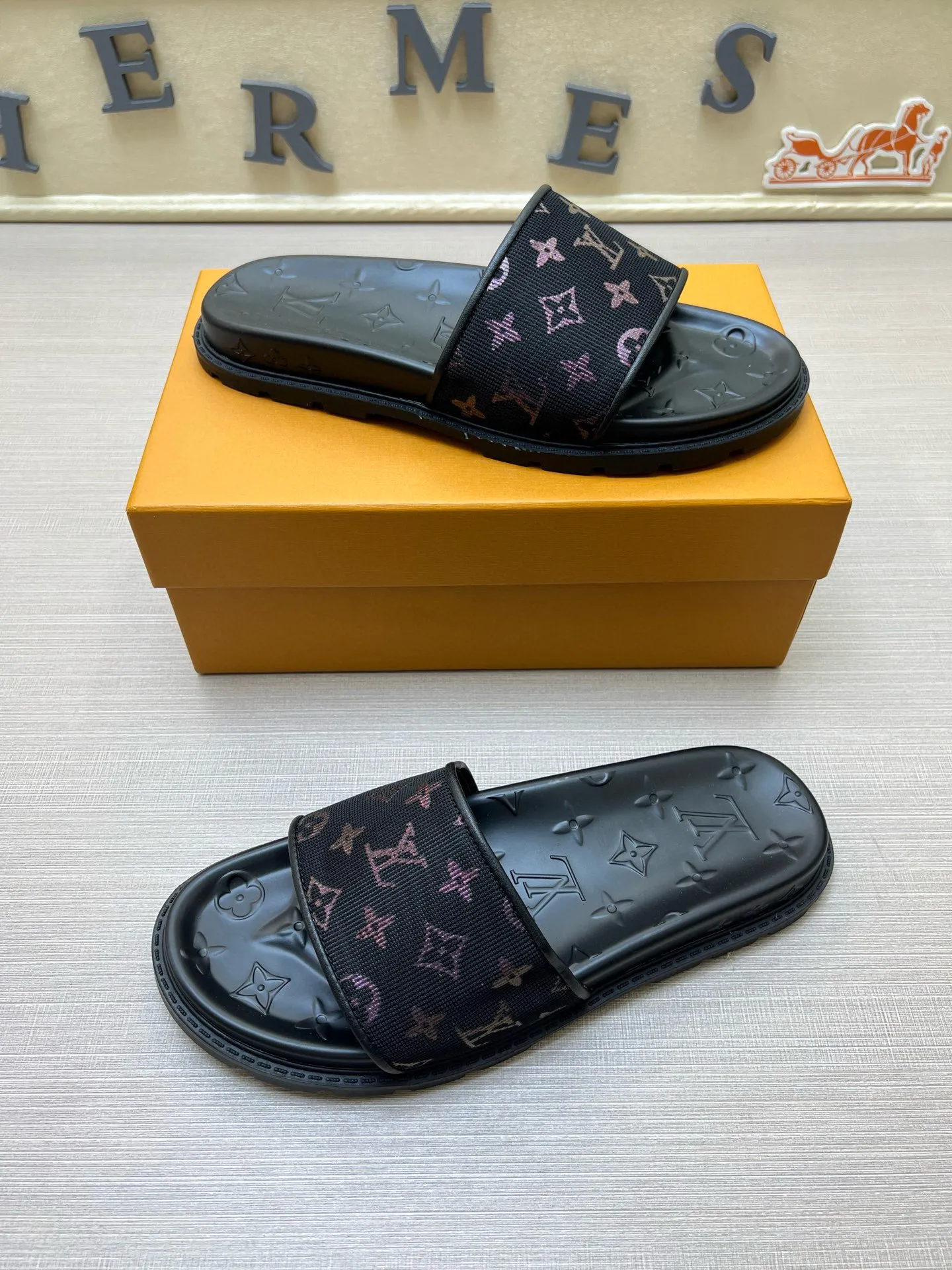 P270🏆Louis Vuitton 🏆[Louis Vuitton] Spring/Summer 2025 [Men's Flip Flops] 🎯🎯As an active family in the fashion industry ⭐ Lv is characterized by bold innovation ⚡Create this casual business style for Chinese fashionable men ✨The fabric is made of imported high-grade cowhide 🔥 Clean and neat ⚡Fashionable and elegant🌹Breathable, sweat-absorbent and deodorant👈So luxurious, high-end and domineering. 👍Must be sold if you repost the picture. Number of yards: 38--46. Color: 🎉 For large quantities. Welcome to repost.